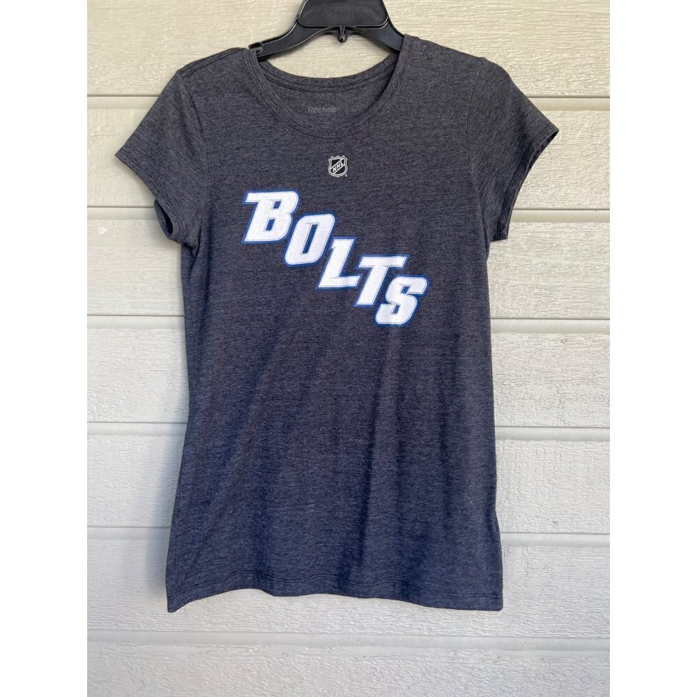 Tampa Bay Lightning Johnson T-Shirt Size Medium FItted Hockey Bolts Short Sleeve